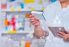 Attēls ar farmaceitu aptiekā
